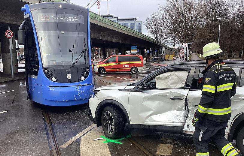 Die Seite des Autos ist durch den Az&uacute;fprall eingedr&uuml;ckt.