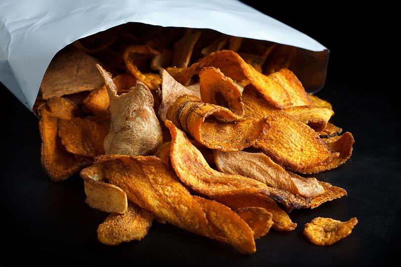 Selbstgemachte Gem&uuml;sechips enthalten nicht nur weniger Fett als gekaufte aus dem Supermarkt, sondern Sie k&ouml;nnen auch selber entscheiden, wie viel Salz darauf kommt. W&auml;hlen Sie Gem&uuml;sesorten wie Rote Bete, Kartoffeln, Karotten, Pastinaken, Zucchini, K&uuml;rbis oder Wirsing. Heizen Sie den Ofen auf 140 Grad Umluft vor. Waschen Sie 300 Gramm Gem&uuml;se f&uuml;r zwei Portionen und hobeln oder sch&auml;len Sie es in feine Scheiben, nicht mehr als zwei bis drei Millimeter dick.