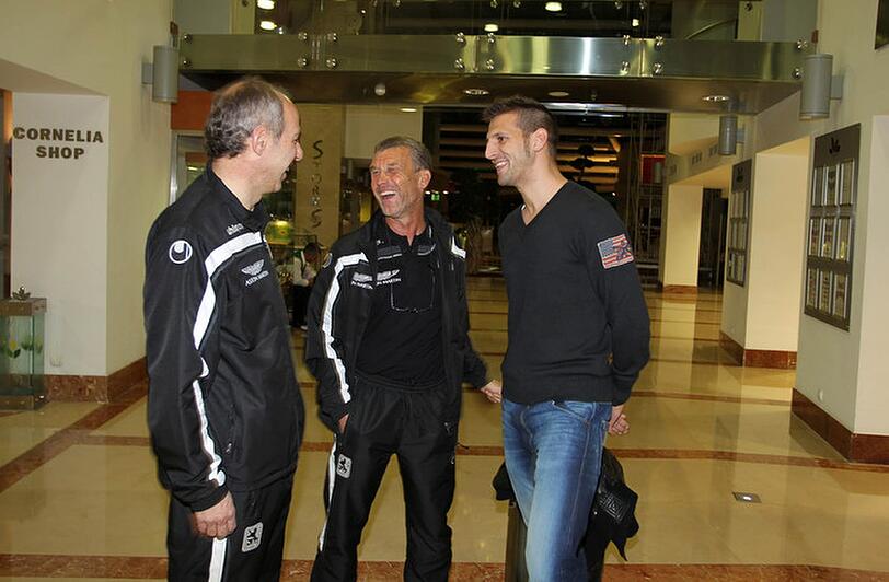 Lachende Gesichter beim Empfang: Trainer Reiner Maurer und Sportdirektor Hinterberger empfangen den Probespieler Vallori am Hotel-Check-In