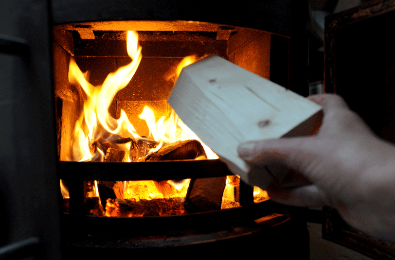 Für Holzöfen gelten neue Regelungen beim Schadstoffausstoß.