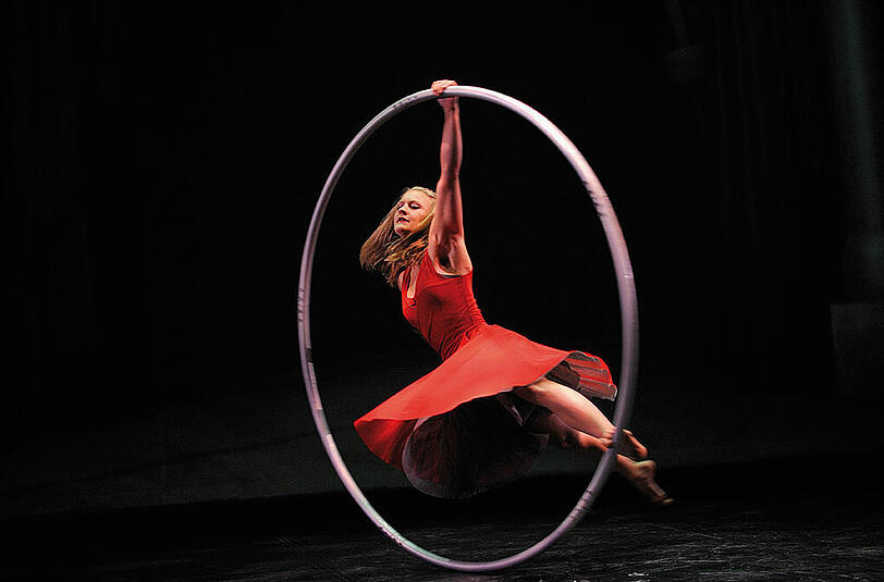Cirque Éloize entführt die Zuschauer in eine Welt aus Tanz, Theater und Artistik.