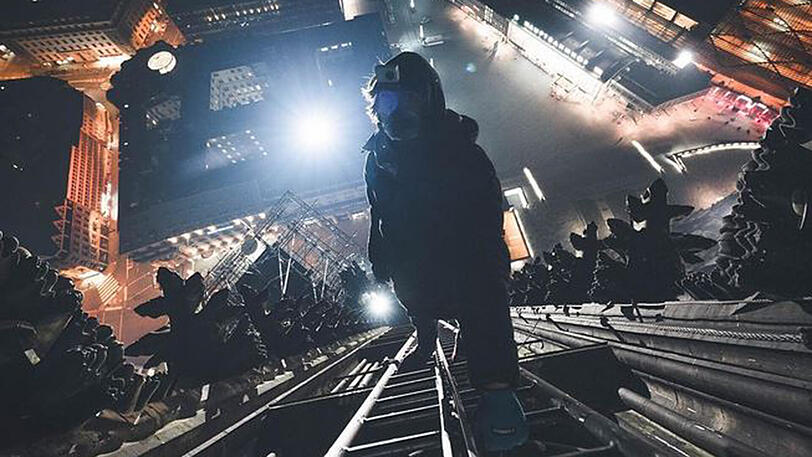 Dieser Mann macht alles für ein Selfie - auch ohne Sicherung auf den Kölner Dom klettern.