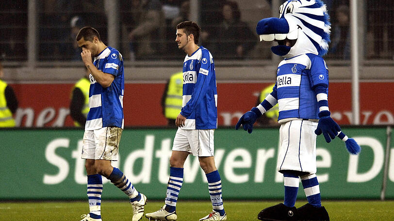 MSV Duisburg (2007 -2008): Der Abstieg am Saisonende ist besiegelt. Maskottchen Ennatz, Sascha Mölders (Mi.) und Claudiu Niculesu sind entsprechend enttäuscht.