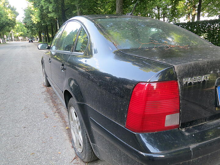 Dem VW Passat ist links die Luft ausgegangen. Und auch sonst hat er in den letzten Monaten einiges einstecken müssen...