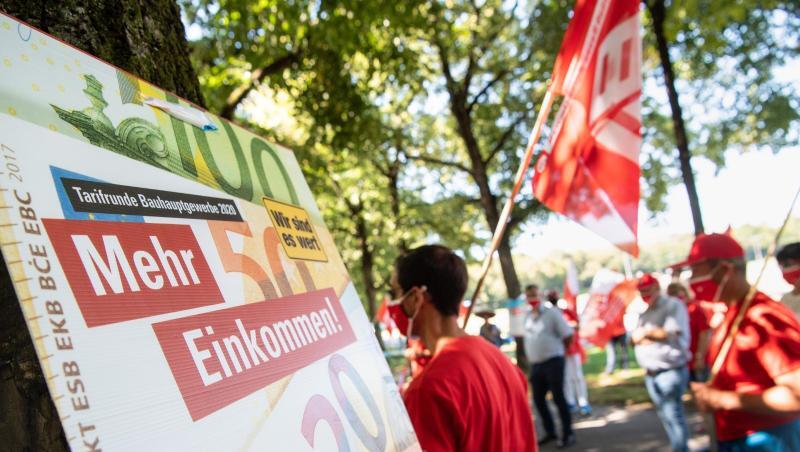 Teilnehmer einer Demonstration der IG BAU stehen auf der Theresienwiese. Foto: Matthias Balk/dpa Teilnehmer einer Demonstration der IG BAU stehen auf der Theresienwiese. Foto: Matthias Balk/dpa