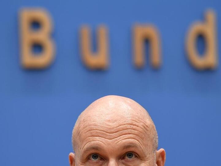 Uwe Brandl, Präsident des Deutschen Städte- und Gemeindebundes (DStGB), gibt eine Pressekonferenz. Foto: Britta Pedersen/Archiv