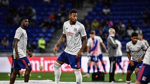 Der frühere deutsche Nationalspieler Jérôme Boateng (M) von Olympique Lyon macht sich warm.