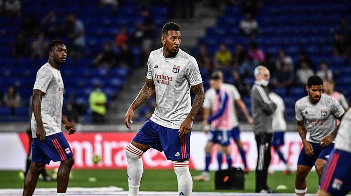 Der frühere deutsche Nationalspieler Jérôme Boateng (M) von Olympique Lyon macht sich warm.