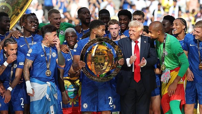Verwunderung bei den siegreichen Chelsea-Profis: Donald Trump (vorne, 2. v. r.) will das Podest nicht verlassen.