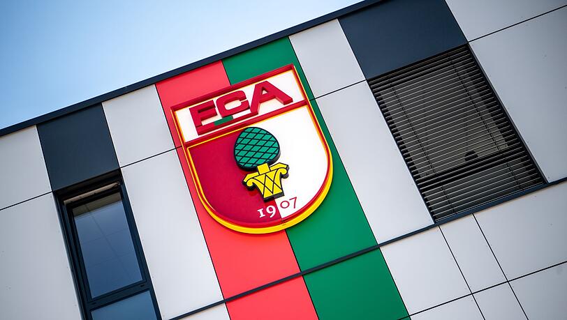 Bundesligist FC Augsburg zahlt wegen Unregelmäßigkeiten bei Gehaltsabrechnungen eine Geldbuße von einer halben Million Euro.  (Archivfoto)