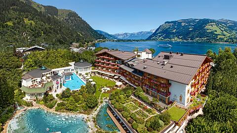 Vor dem Salzburgerhof sind Badeteich und Au&szlig;enpool zu sehen. Dahinter liegt der Zeller See.