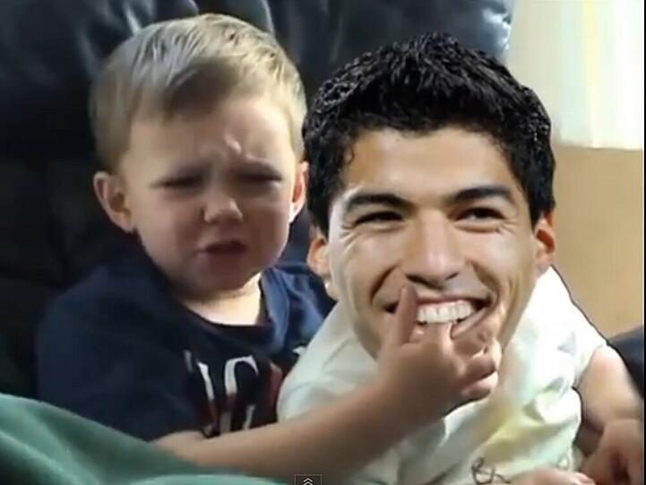 Auch Kleinkinder hat Luis Suarez auf Youtube zum fressen gerne