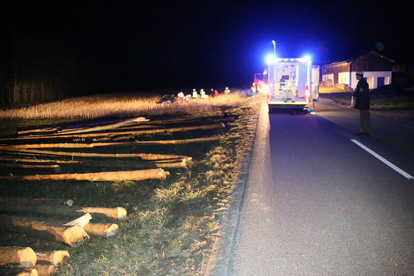 Bilder des Autounfalls aus Kehrham. Das Fahrzeug überschlug sich mehrmals und begrub den 52 Jahre alten Fahrer unter sich.