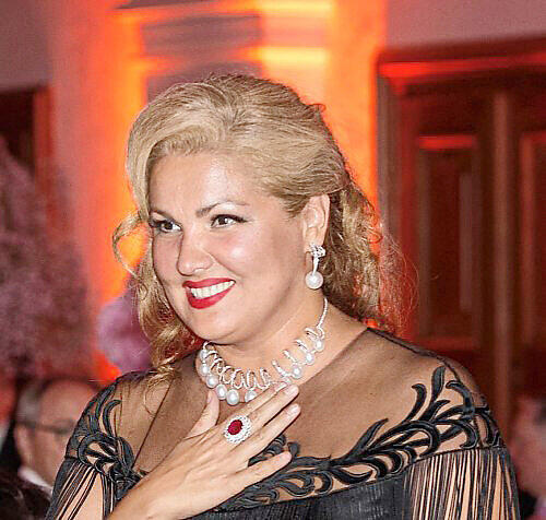 Zelebriert den großen Auftritt: Anna Netrebko auf der Gala in der Salzburger Residenz zur Premiere von Aida.