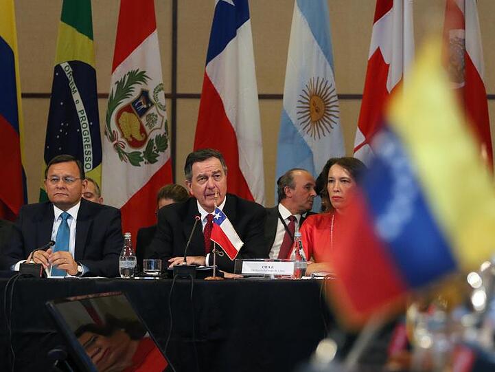 Chiles Außenminister Roberto Ampuero (2.v.l.) spricht bei dem Treffen der Lima-Gruppe in Santiago de Chile.