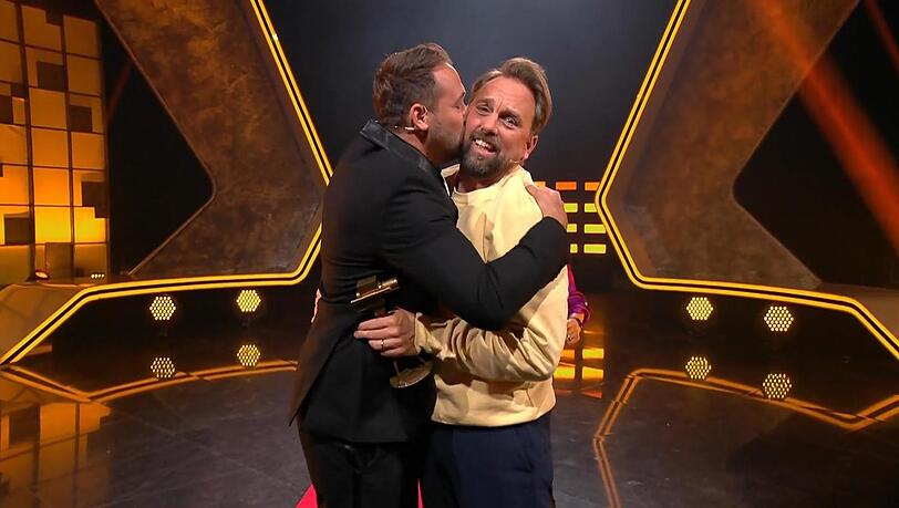 Ludwig Lehner gibt Steven Gätjen beim "Großen TV-Test" ein Bussi Ludwig Lehner gibt Steven Gätjen beim "Großen TV-Test" ein Bussi