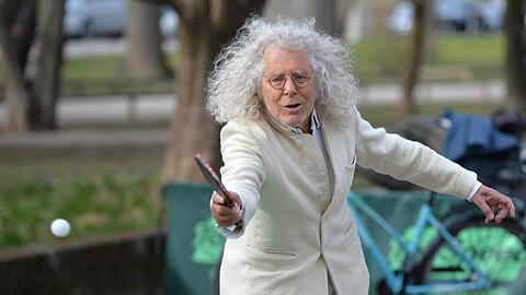 "Bei mir gibt es kein Fleisch, kein Koffein, kein Teein, keinen Alkohol" – dafür viel Tischtennis: Rainer Langhans beim Spiel im Luitpoldpark.