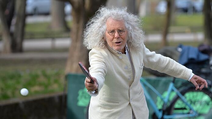 "Bei mir gibt es kein Fleisch, kein Koffein, kein Teein, keinen Alkohol" – dafür viel Tischtennis: Rainer Langhans beim Spiel im Luitpoldpark.