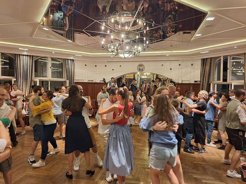 Der Niederbayerische Musikantenstammtisch begleitet die Tanzstunde im Hofbräuhaus.