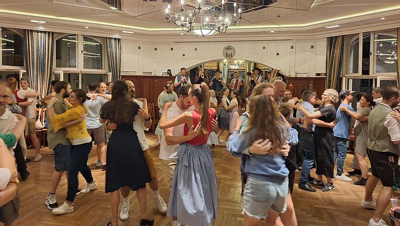 Der Niederbayerische Musikantenstammtisch begleitet die Tanzstunde im Hofbräuhaus.