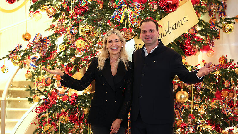Charity-Lady Saskia Greipl-Kostantinidis und Hotel-Chef Marc Epper vor dem Christbaum im Mandarin Oriental Charity-Lady Saskia Greipl-Kostantinidis und Hotel-Chef Marc Epper vor dem Christbaum im Mandarin Oriental