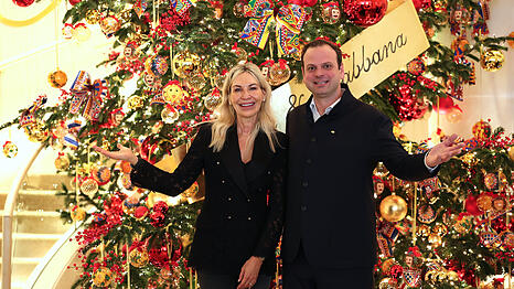 Charity-Lady Saskia Greipl-Kostantinidis und Hotel-Chef Marc Epper vor dem Christbaum im Mandarin Oriental