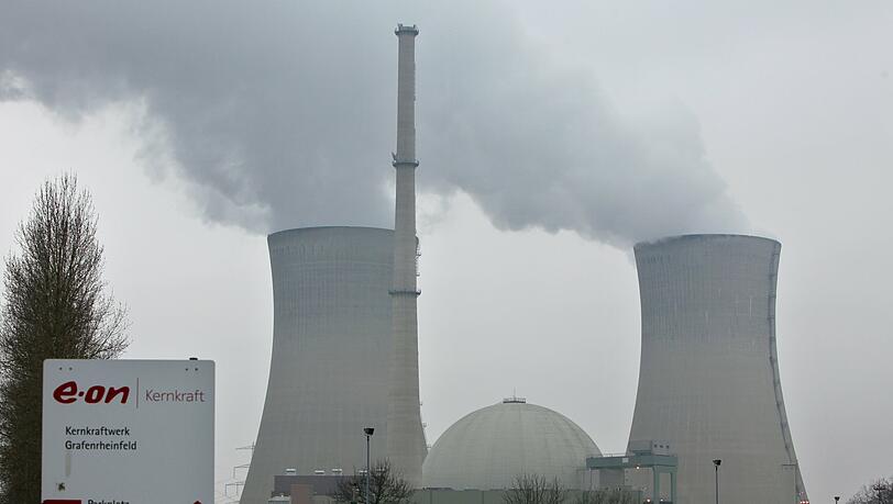 16 Prozent Strom aus Kernkraftwerken – hier Grafenrheinfeld bei Schweinfurt – fließt durch das Netz der Nürnberger N-Ergie. Wird der nach dem Atomausstieg durch konventionell erzeugte Energie ersetzt, wird der Strompreis steigen – hochgerechnet um etwa 0,7 Cent pro Kilowattstunde. 16 Prozent Strom aus Kernkraftwerken – hier Grafenrheinfeld bei Schweinfurt – fließt durch das Netz der Nürnberger N-Ergie. Wird der nach dem Atomausstieg durch konventionell erzeugte Energie ersetzt, wird der Strompreis steigen – hochgerechnet um etwa 0,7 Cent pro Kilowattstunde.