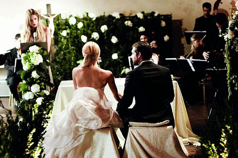 Michelle trug ein elegantes elfenbeinfarbenes Brautkleid von Designer Antonio Riva.