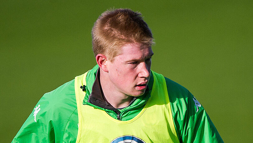 Kevin de Bruyne hat beim 1:1 gegen Eintracht Frankfurt einen Balljungen beschimpft. Kevin de Bruyne hat beim 1:1 gegen Eintracht Frankfurt einen Balljungen beschimpft.
