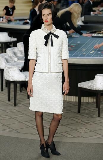 Unverkennbar Chanel: Die Formen und Farben eher klassisch, Lagerfeld hat eher mit den Materialien experimentiert.