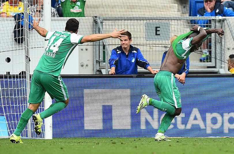 Claudio Pizarro und Anthony Ujah jubeln über das 2:1.