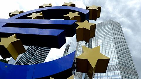 Der Rückfall der Inflation unter die Nulllinie hat Spekulationen um zusätzliche Geldspritzen der Europäischen Zentralbank (EZB) angeheizt.