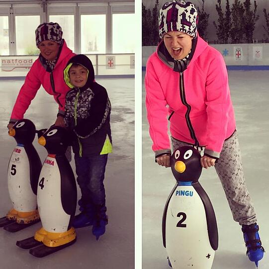 Sie schießt den vorweihnachtlichen Vogel ab: Anna Netrebko mit einem Kufen-Pinguin auf dem Eis in Mailand.