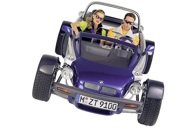 Es sollte eine Mischung aus Auto und Motorrad sein &ndash; und ist ein buggy-artiger Zweisitzer geworden. Der Just 4/2 aus dem Jahr 1995 hat kaum Karosserie, die Räder stehen frei &ndash; er soll Fahrspaß wie auf zwei Rädern bringen. Zwar hat das Ding 100 PS und beschleunigt wirklich flink, aber es ist und bleibt halt leider einfach greislig. Deshalb zeigt ihn BMW auf der Automobilausstellung in Peking auch nur kurz her, dann verschwindet das Konzept wieder.