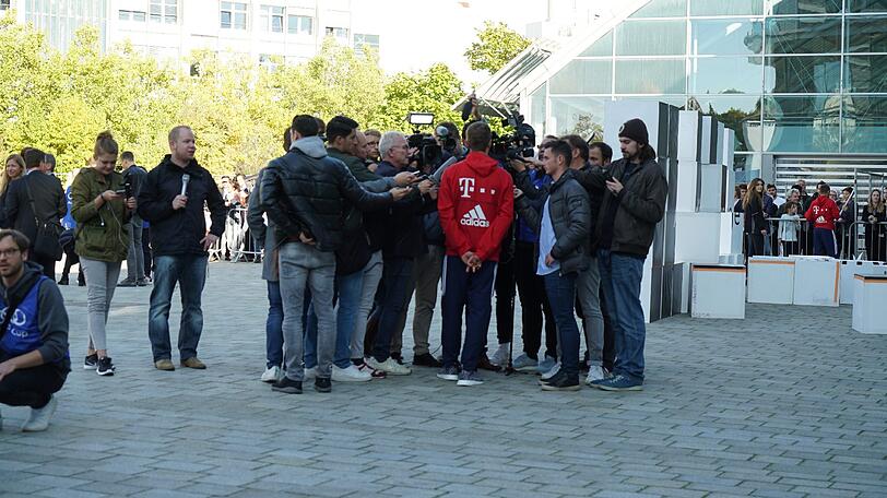 Das mediale Interesse an Thomas Müller war auch in Ingolstadt wieder enorm.