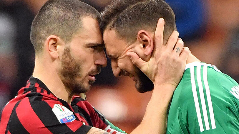 Zum Weinen: Milan-Kapitän Leonardo Bonucci tröstet den gescholtenen Donnarumma