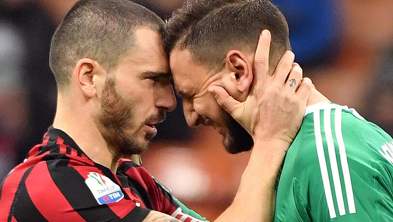 Zum Weinen: Milan-Kapitän Leonardo Bonucci tröstet den gescholtenen Donnarumma Zum Weinen: Milan-Kapitän Leonardo Bonucci tröstet den gescholtenen Donnarumma