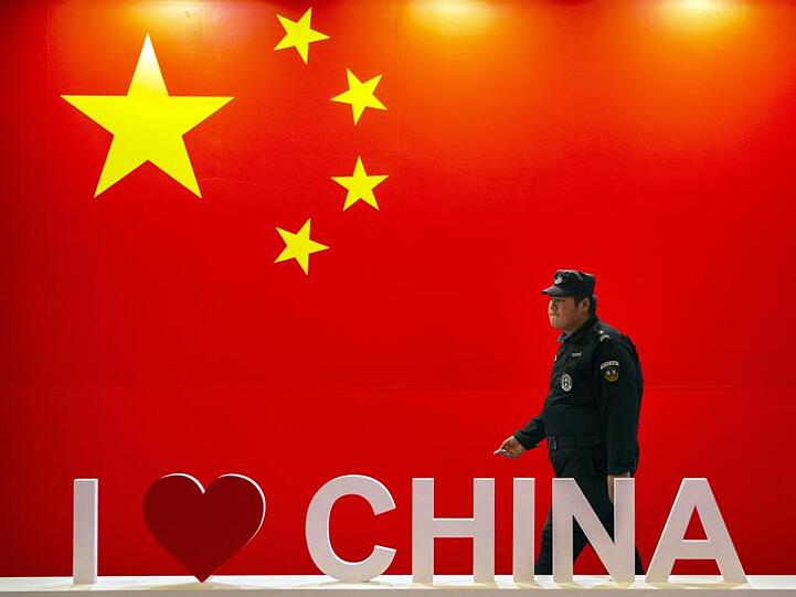 Ein Sicherheitsbeamter auf einer chinesischen Wirtschaftsmesse.