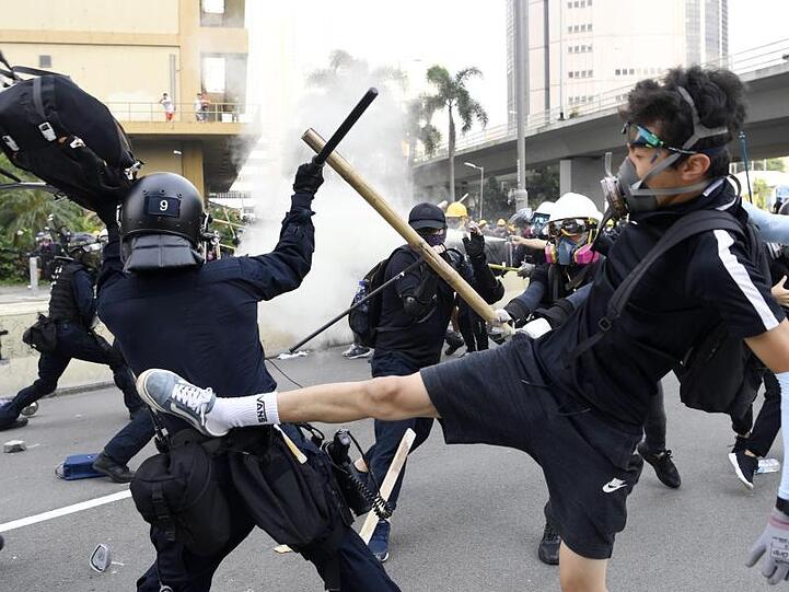 In der einstigen britischen Kronkolonie Hongkong kommt es seit mehr als zwei Monaten immer wieder zu massiven regierungskritischen Protesten.