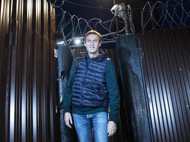 Der russische Kremlkritiker Alexej Nawalny verlässt ein Gefangenenlager.