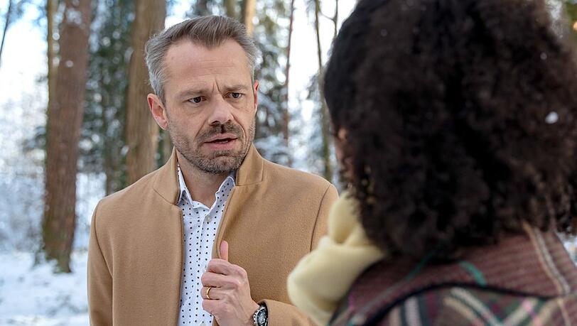 "Sturm der Liebe": Erik (Sven Waasner, l.) und Nicole (Dionne Wudu) versichern sich, dass die schicksalsträchtige Nacht jetzt endlich Geschichte ist.