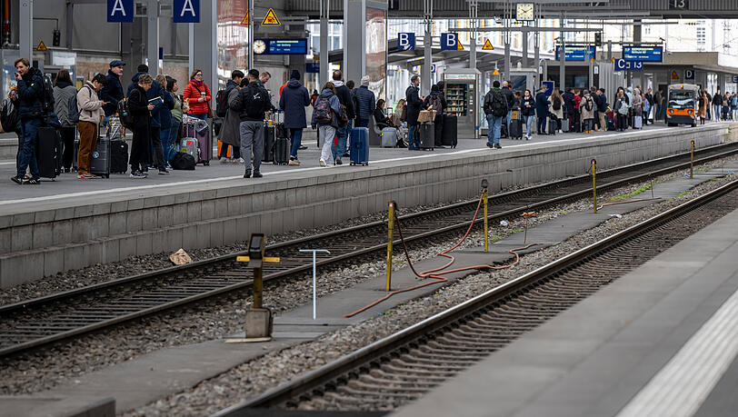 Gleis queren: verboten bzw. nicht möglich am Haupbahnhof.