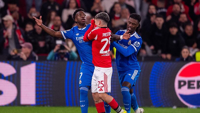 Ausl&ouml;ser der Debatte: Gianluca Prestianni (M) h&auml;lt sich in der Auseinandersetzung mit Vinicius Junior (l) das Trikot vor den Mund. (Archivbild)