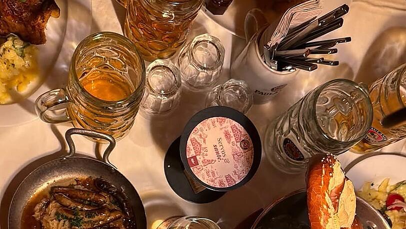 Da dürfte für jeden Geschmack etwas dabei sein: Leni Klum teilt ihren gedeckten Tisch in Käfers Wiesn-Schänke. Da dürfte für jeden Geschmack etwas dabei sein: Leni Klum teilt ihren gedeckten Tisch in Käfers Wiesn-Schänke.
