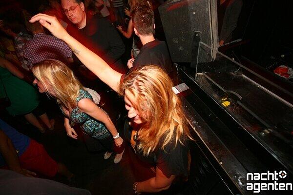 Auch das Partyvolk in der MilchundBar hebt beim Flying Tuesday ab und dreht ausgiebig seine Runden.

Mehr Bilder unter: www.nachtagenten.de