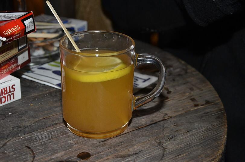 Name: Heißer Mai-Tai 

Stand: Tollwood
 
Preis: 6 Euro

Menge: 0,2 Liter

Sterne: 4/5


FAZIT: Eher Hustensaft als Mai-Tai, aber trotzdem sehr lecker. Fans von dem flüssigen Inhalt von Hustenbonbons werden ihn lieben. Mindestens so sehr wie ich.