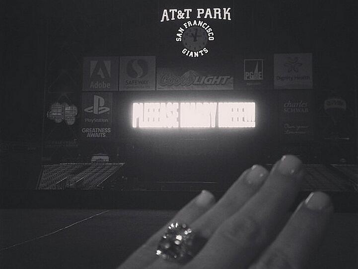 Beweisfoto: Der Verlobungsring an Kim Kardashians Hand samt Antrag
