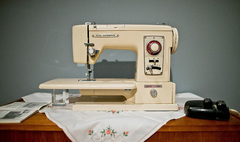 Nähmaschine mit Tisch (1966)