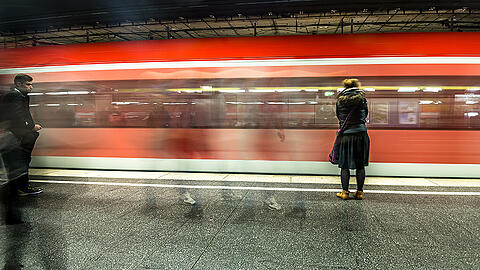 Der Mann hatte sich auf einen Bahnübergang gestellt, um einen Nothalt zu provozieren.