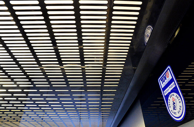 Der TÜV hat die Sicherheit von Fahrstühlen untersucht. Foto: Martin Schutt/Illustration